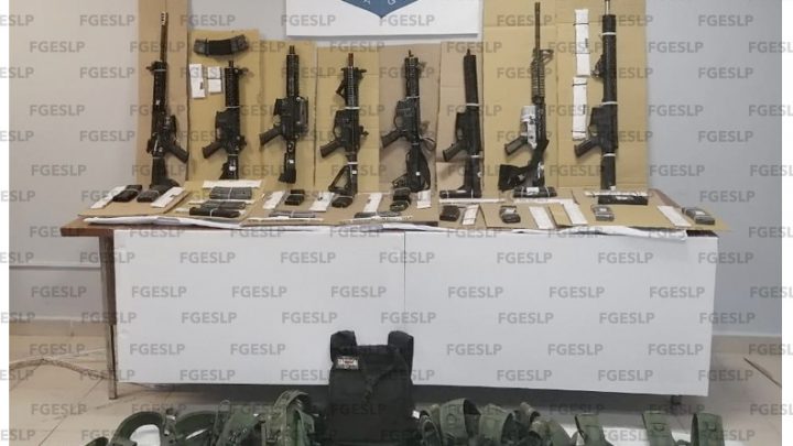 FISCALÍA DE SLP ASEGURA EN CATEO ARMAS LARGAS, CARTUCHOS Y EQUIPO TÁCTICO EN TAMUÍN