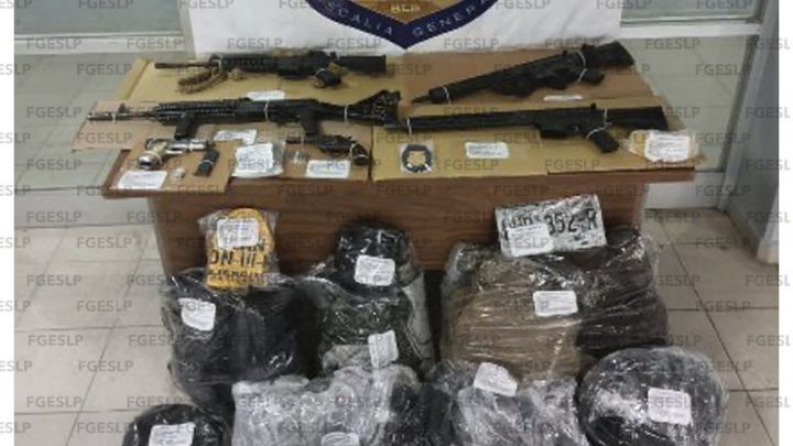 FISCALÍA ASEGURA ARMAS DE FUEGO Y EQUIPO TÁCTICO EN CIUDAD VALLES