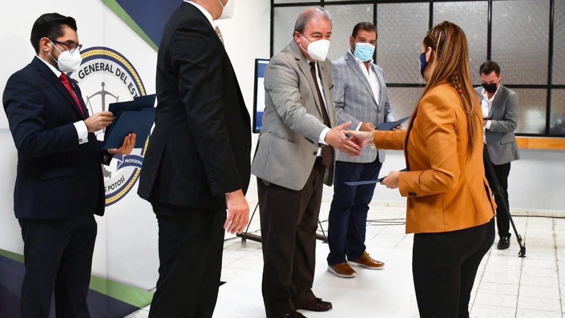 ENTREGA FGE CONSTANCIAS DE CURSO DE “RENDICIÓN DE CUENTAS Y REGISTRO DEL DELITO”