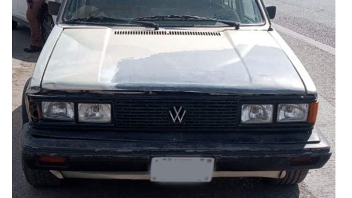 ASEGURAN UN AUTOMÓVIL CON PLACAS SOBREPUESTAS