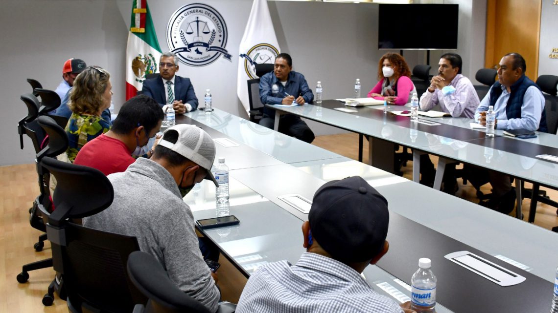FISCAL GENERAL ATIENDE A FAMILIA DE VÍCTIMA DE FEMINICIDIO EN VILLA DE ARISTA FISCAL GENERAL ATIENDE A FAMILIA DE VÍCTIMA DE FEMINICIDIO EN VILLA DE ARISTA