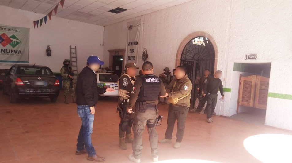 FGE Y GCE DETUVIERON AL DIRECTOR Y A CINCO POLICÍAS DE TIERRANUEVA POR USURPACIÓN DE FUNCIONES FGE Y GCE DETUVIERON AL DIRECTOR Y A CINCO POLICÍAS DE TIERRANUEVA POR USURPACIÓN DE FUNCIONES
