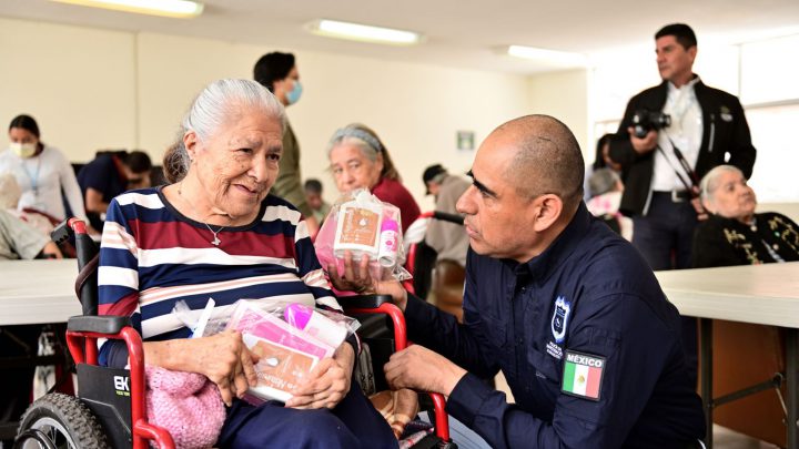 DIRECTOR DE LA POLICÍA DE INVESTIGACIÓN CELEBRA A LOS ABUELITOS