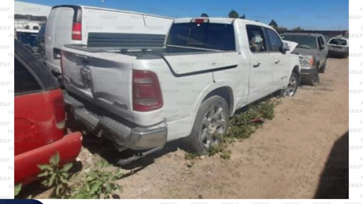 FISCALÍA DE SLP ASEGURA DOS VEHÍCULOS EN LA CAPITAL POTOSINA
