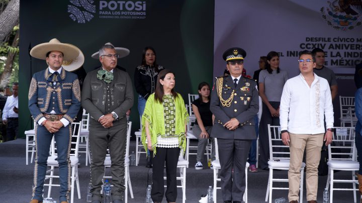 FISCAL GENERAL PRESENTE EN EL DESFILE CÍVICO MILITAR DEL 214 ANIVERSARIO DE LA INDEPENDENCIA
